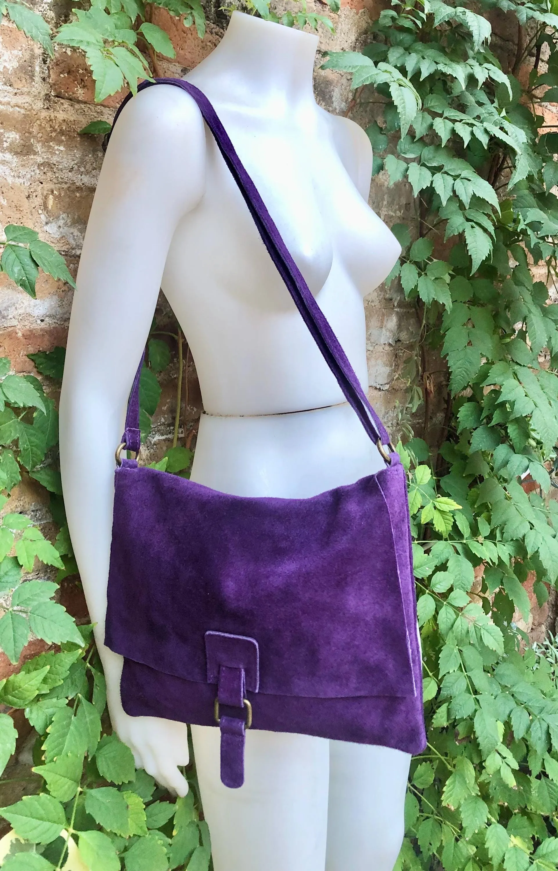 Suede bag in PURPLE. Soft genuine suede leather shoulder / messenger bag.Aubergine suede purse. Eggplant color suede crossbody.Flap   zipper