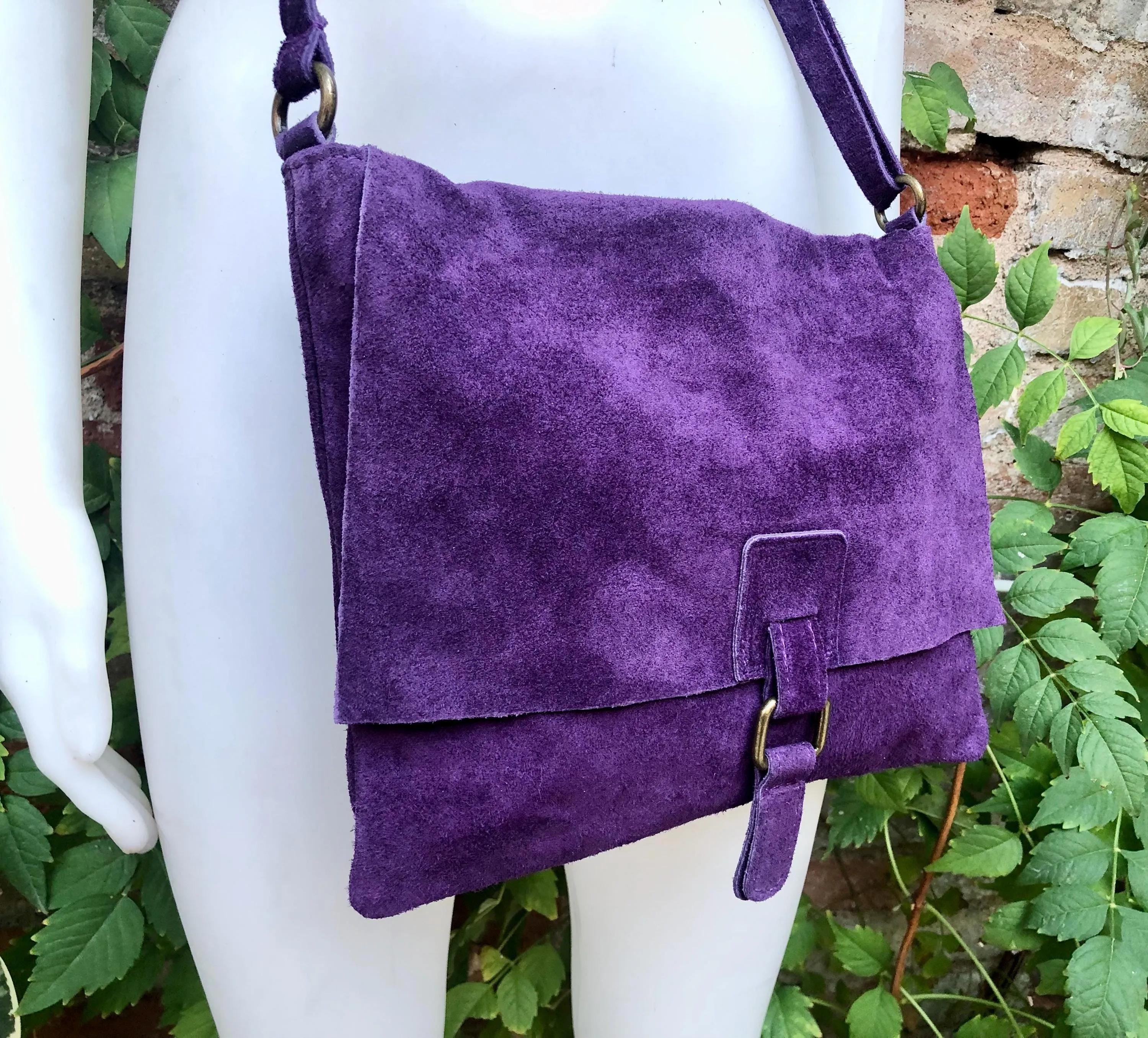 Suede bag in PURPLE. Soft genuine suede leather shoulder / messenger bag.Aubergine suede purse. Eggplant color suede crossbody.Flap   zipper